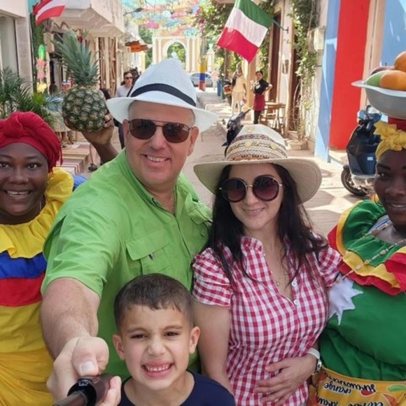 Meet your Posher, Carlos - Picture 1 of 1